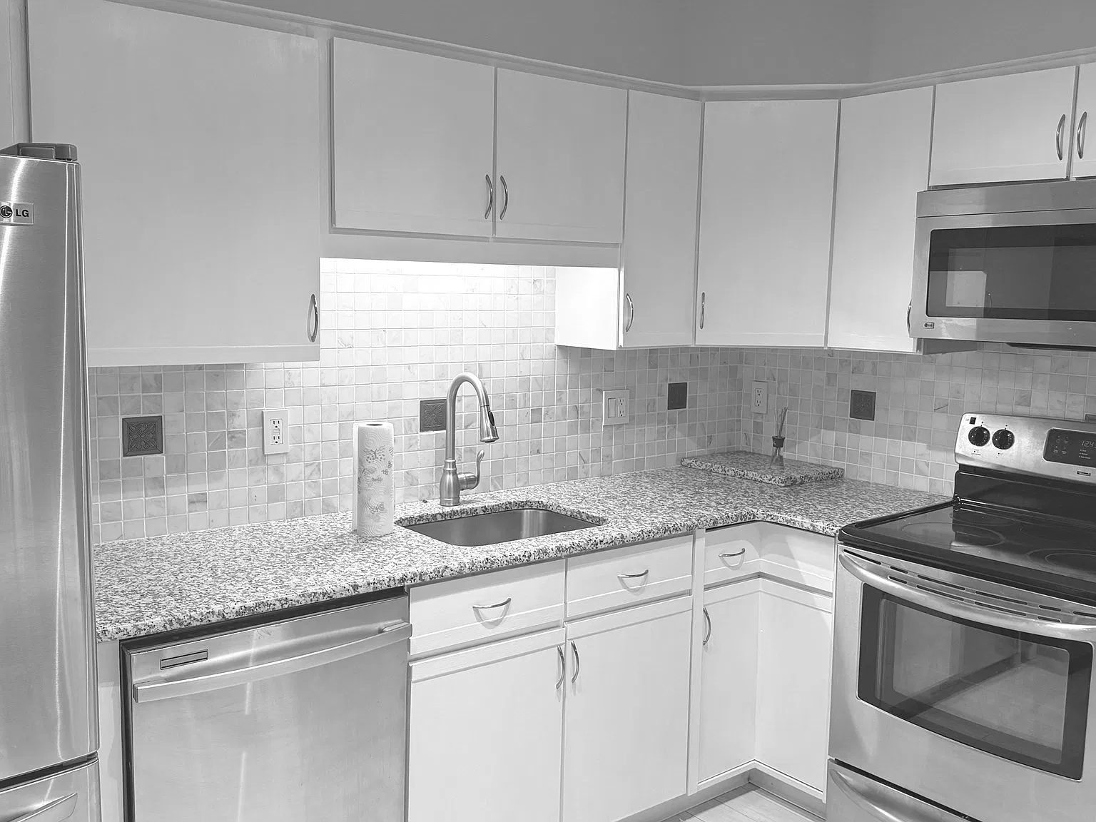 2 bed, 2.0 bath, 1002 sqft, $3,250 — Photo 2