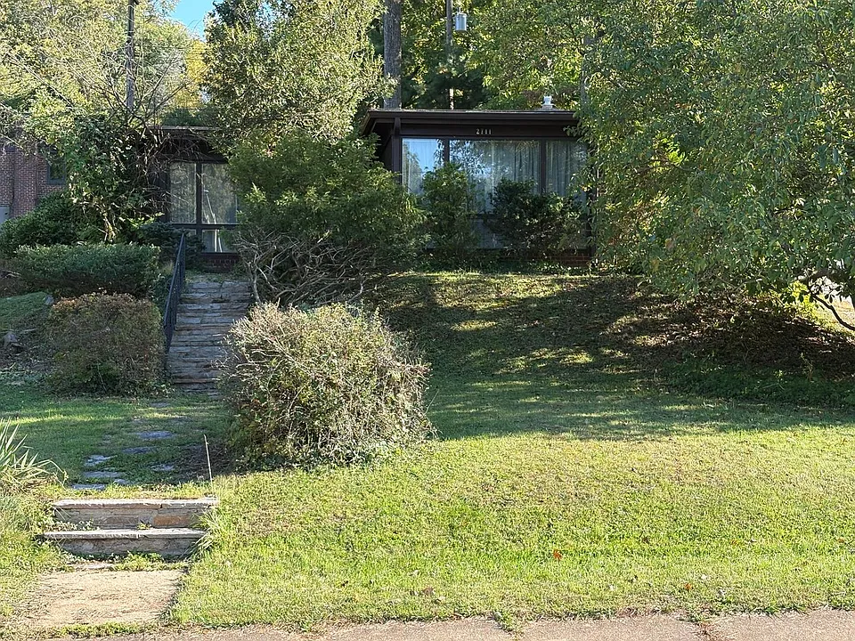 2711 Glen Ave