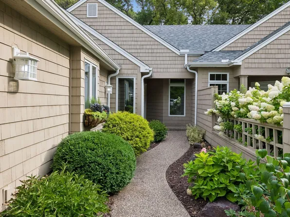 23780 Lawtonka Dr, Shorewood, MN 55331