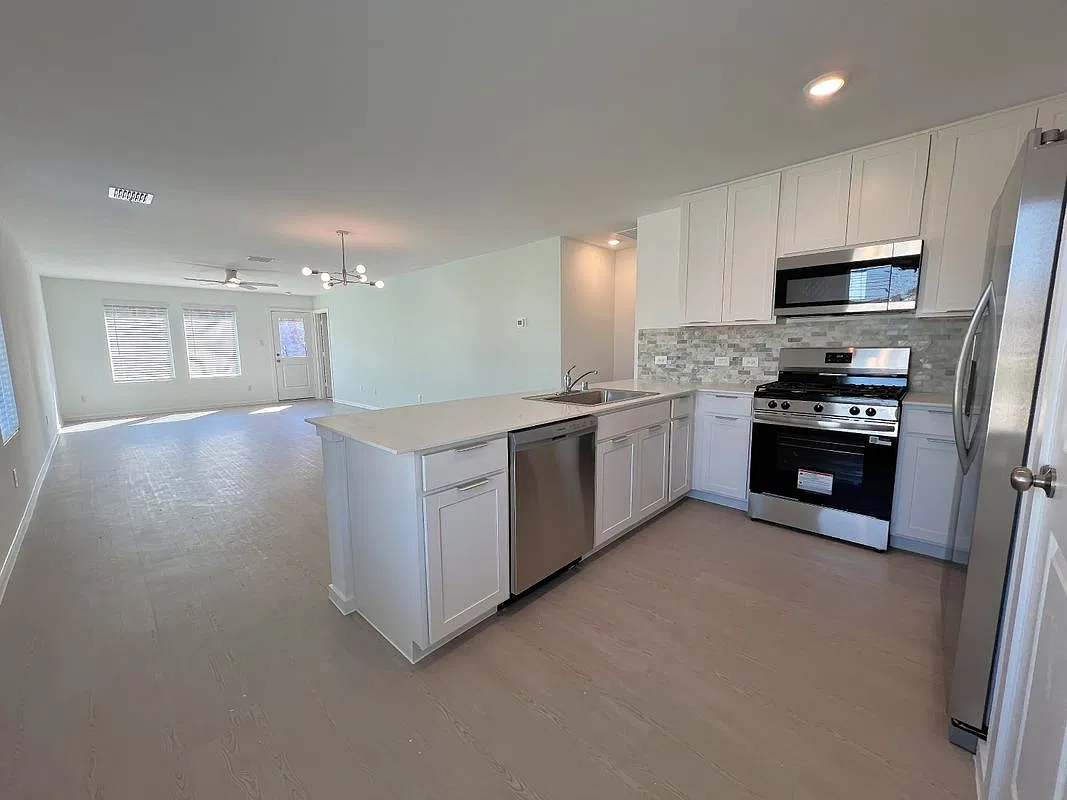 4 bed, 2.0 bath, 1630 sqft, $1,700 — Photo 4