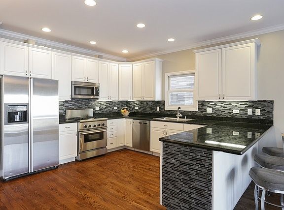 5th image of 1910 W Barry Ave #1