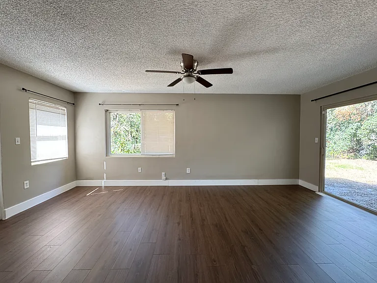310 Longwood Dr — Photo 15