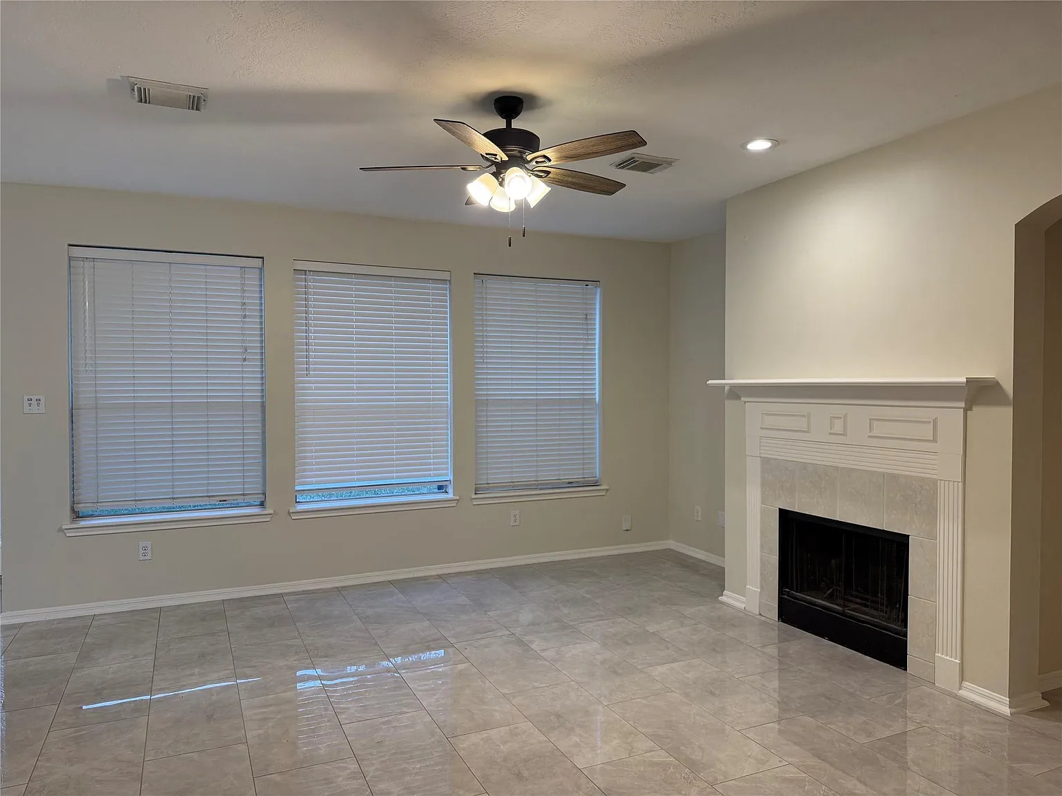 5 bed, 3.5 bath, 2756 sqft, $3,000 — Photo 2