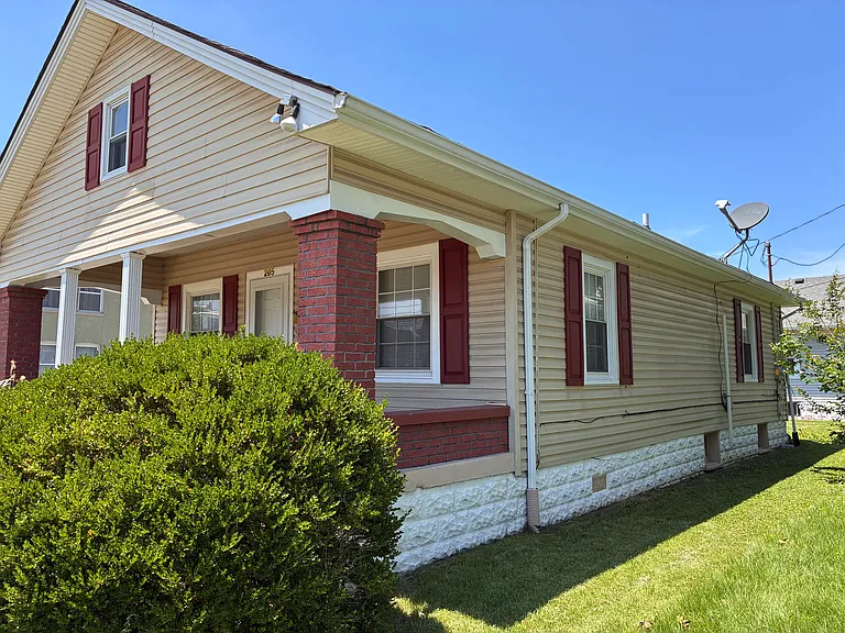 205 E Chestnut St — Photo 2