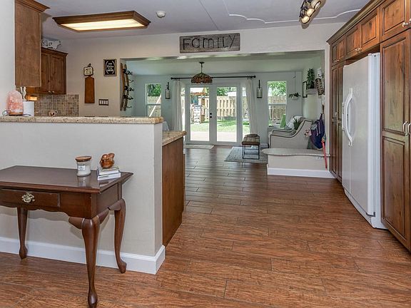 5th image of 409 Westwind Dr