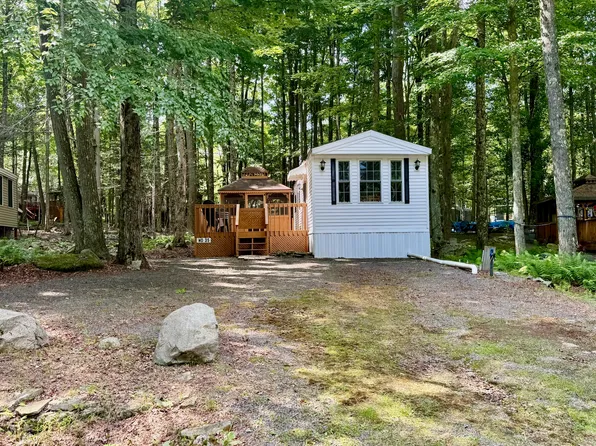 35 Cedar Dr, Gouldsboro, PA 18424