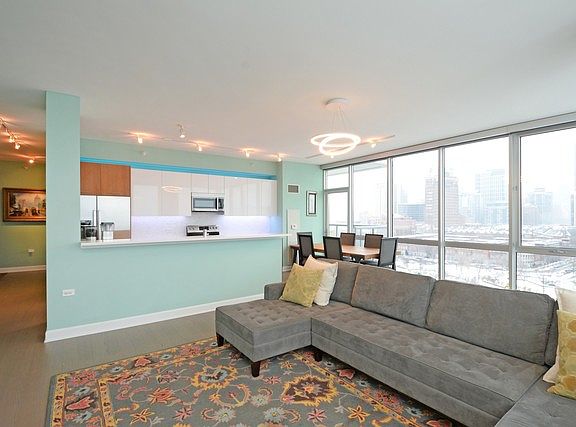 3rd image of 1629 S Prairie Ave #901