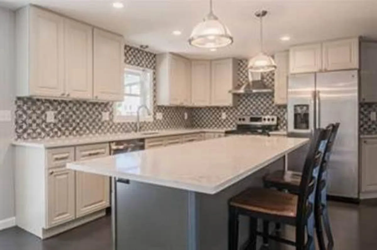 5 bed, 2770 sqft, $5,000 — Photo 2