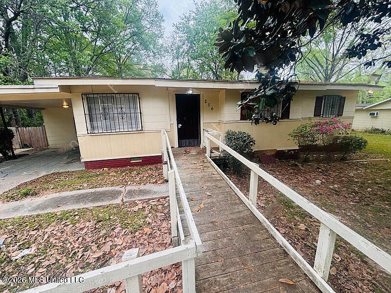 1st image of 256 Iris Ave