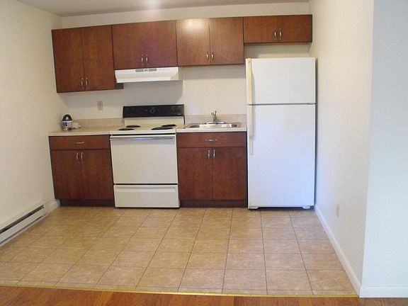 4th image of 384 Washington St