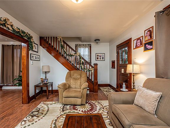 4th image of 452 Maple Ave