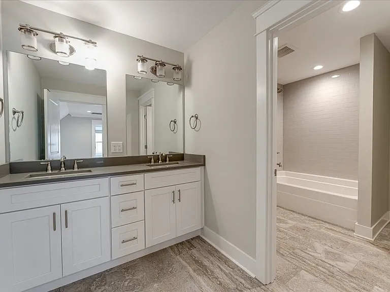 2318 Large Oak Dr — Photo 28