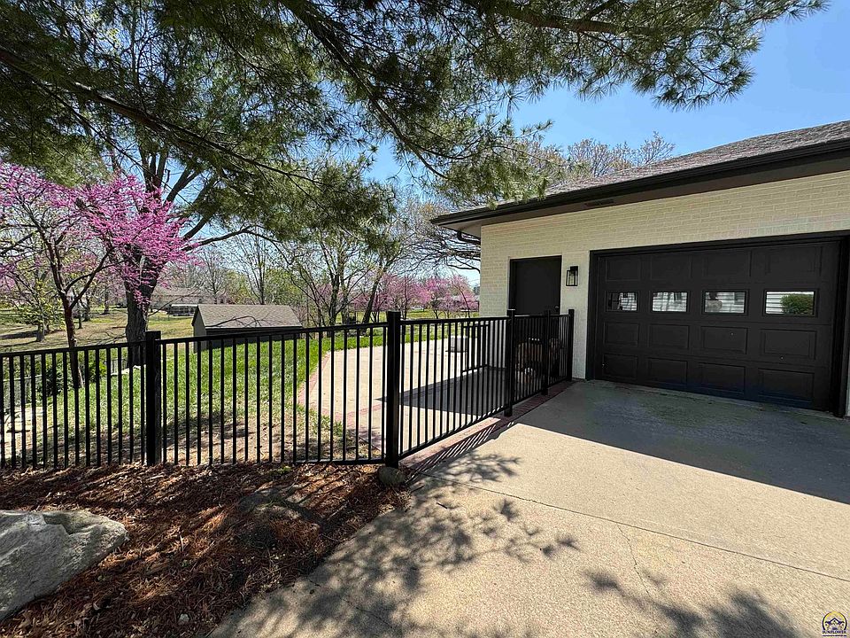 2nd image of 2036 Huntington Rd