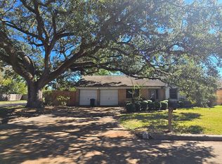 201 Ron Cir, Friendswood, TX 77546