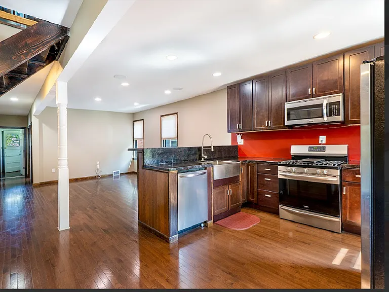 129 Saint James Pl — Photo 2