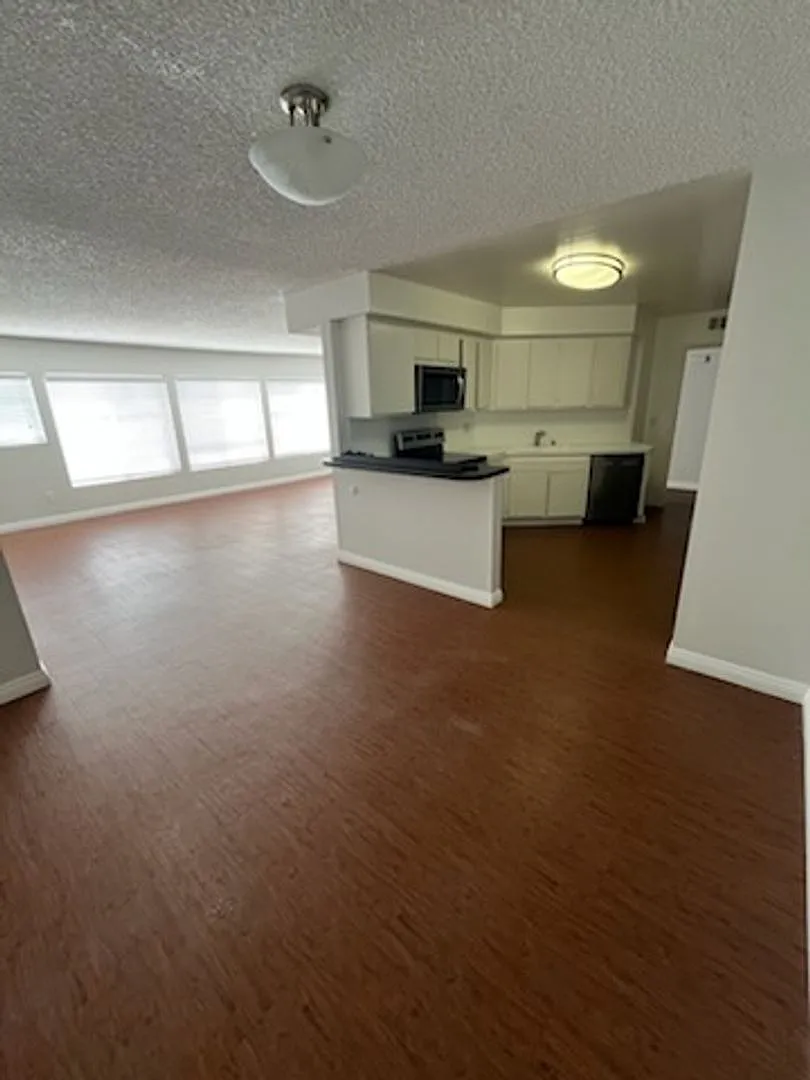 17440 Burbank Blvd — Photo 4