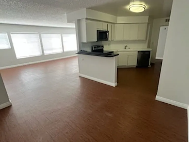 17440 Burbank Blvd — Photo 4