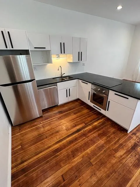 2 bed, 1050 sqft, $1,895 — Photo 2
