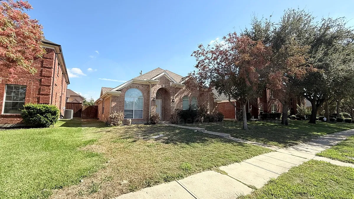 4 bed, 2.0 bath, 2252 sqft, $2,499 — Photo 2