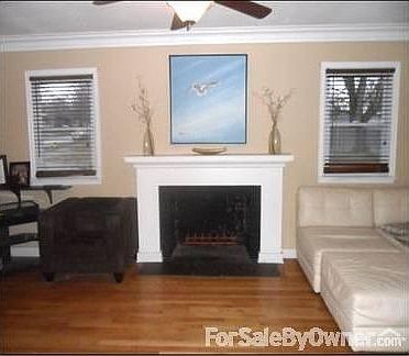 Living room
						:
						2nd setting area with full six person kitchen table