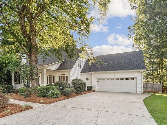 3rd image of 896 Fairwood Way NW