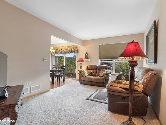 2nd image of 920 Foxwood Ct