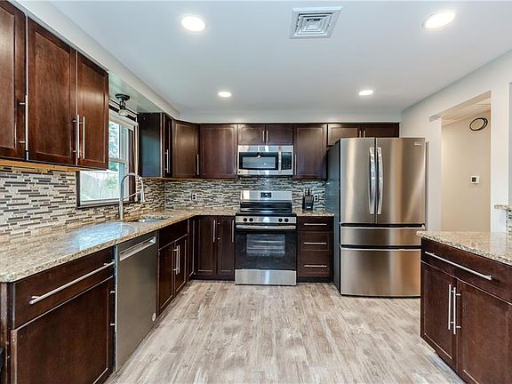 4th image of 27 Centennial St