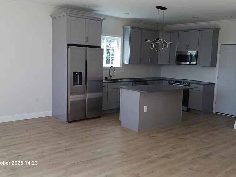 401 Howard St — Photo 11
