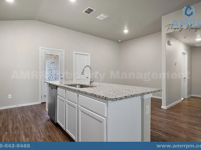 2031 Kenwood Ave — Photo 16