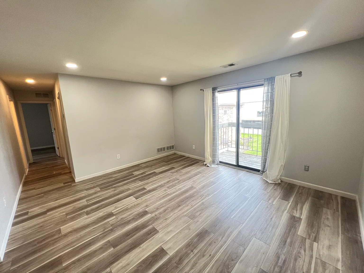 2 bed, 830 sqft, $1,300 — Photo 4