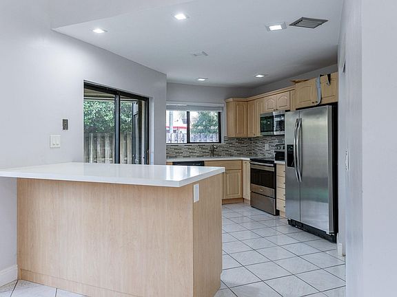 3rd image of 901 SW 109th Avenue