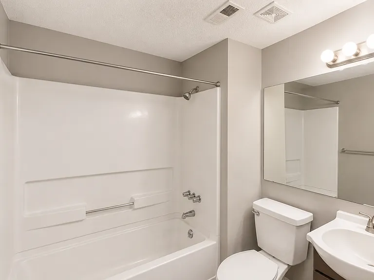 Roanoke Court Apartments — Photo 15
