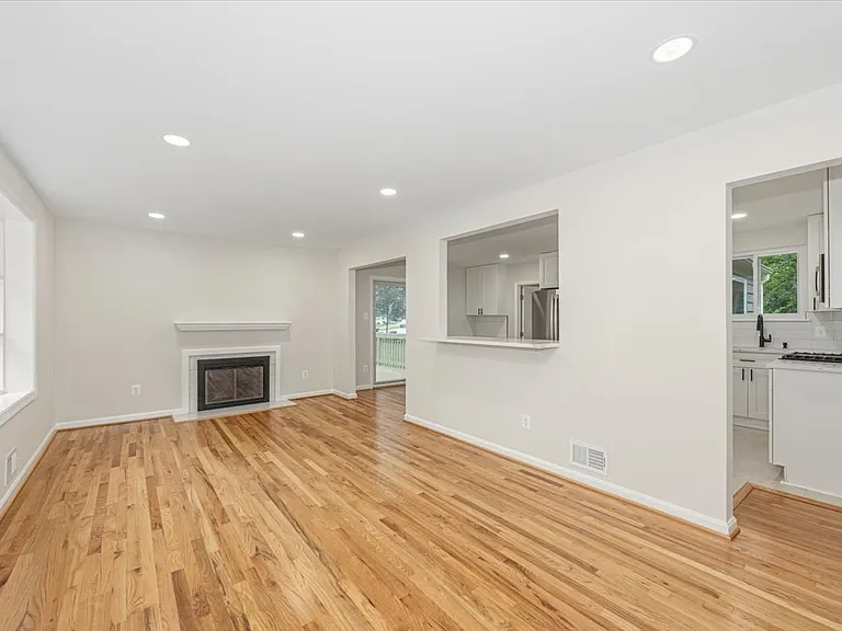 8624 Parliament Dr — Photo 15