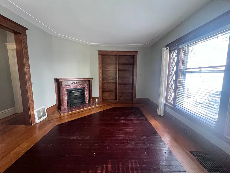 1030 Chester St SE — Photo 2