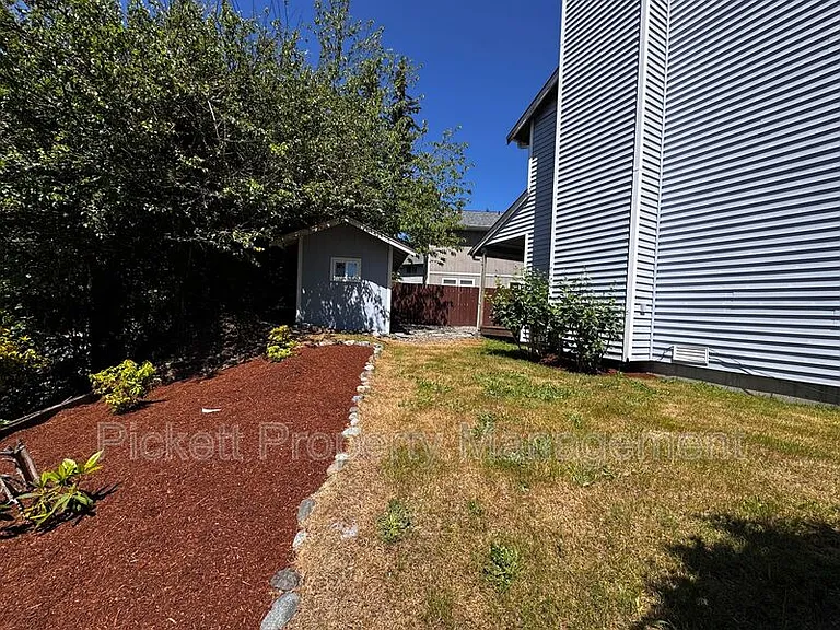 600 NE Flagstone Ln — Photo 21