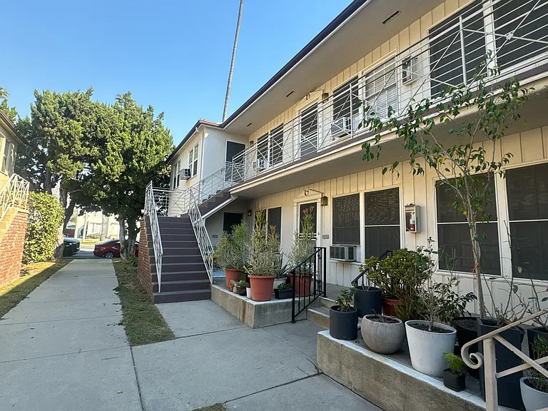 932 W Glenoaks Blvd — Photo 2