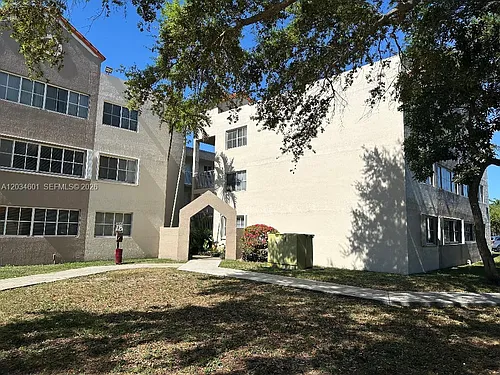 6175 NW 186th St Photo 1