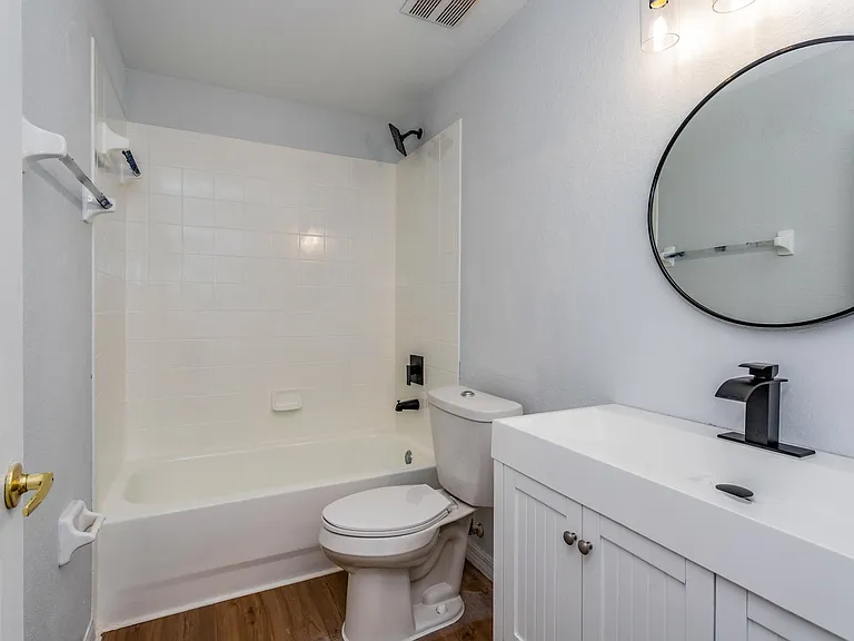 412 Meridian St — Photo 8
