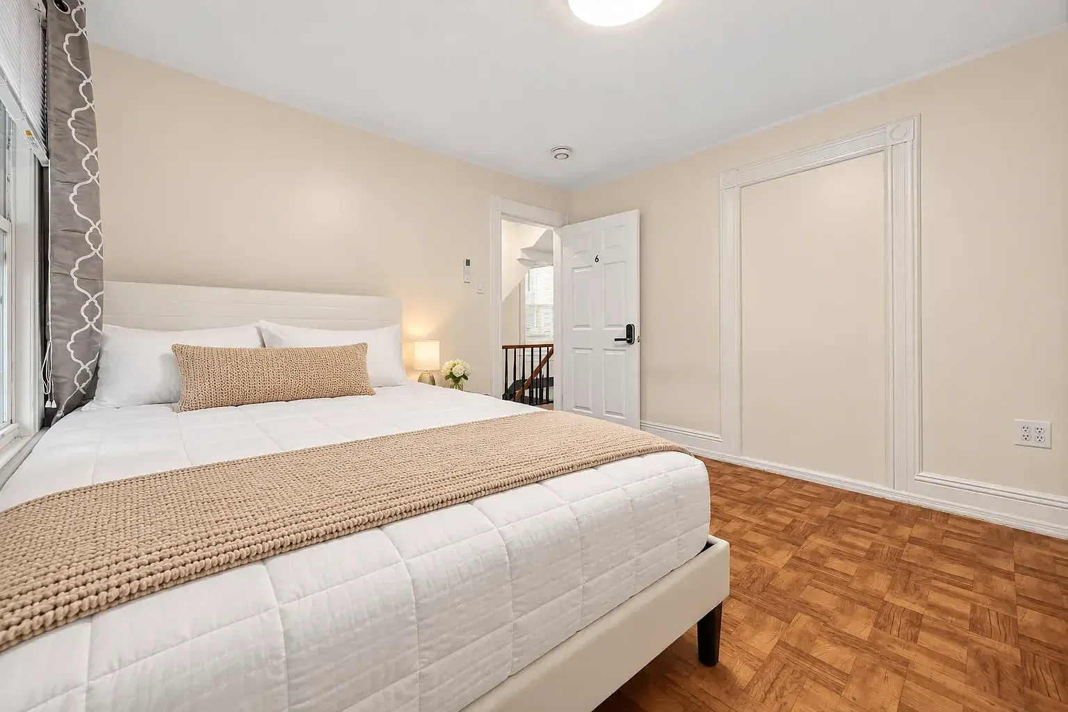 5 bed, 800 sqft, $1,250 — Photo 1