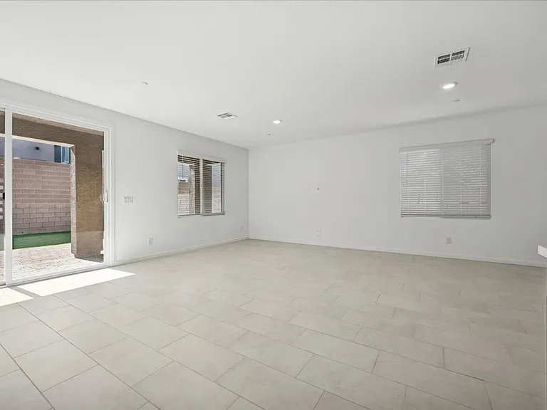 311 Mount Tyndall St — Photo 32