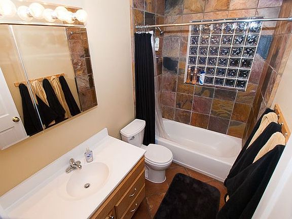 Bathroom (Main Level)