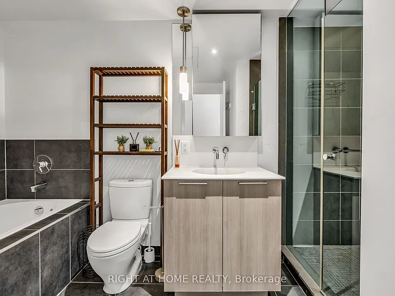 650 King St W #605 — Photo 30