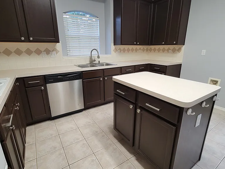 401 Colony Dr — Photo 8