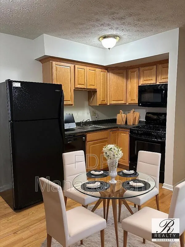 1 bed, 1.0 bath, 396 sqft, $995 — Photo 2