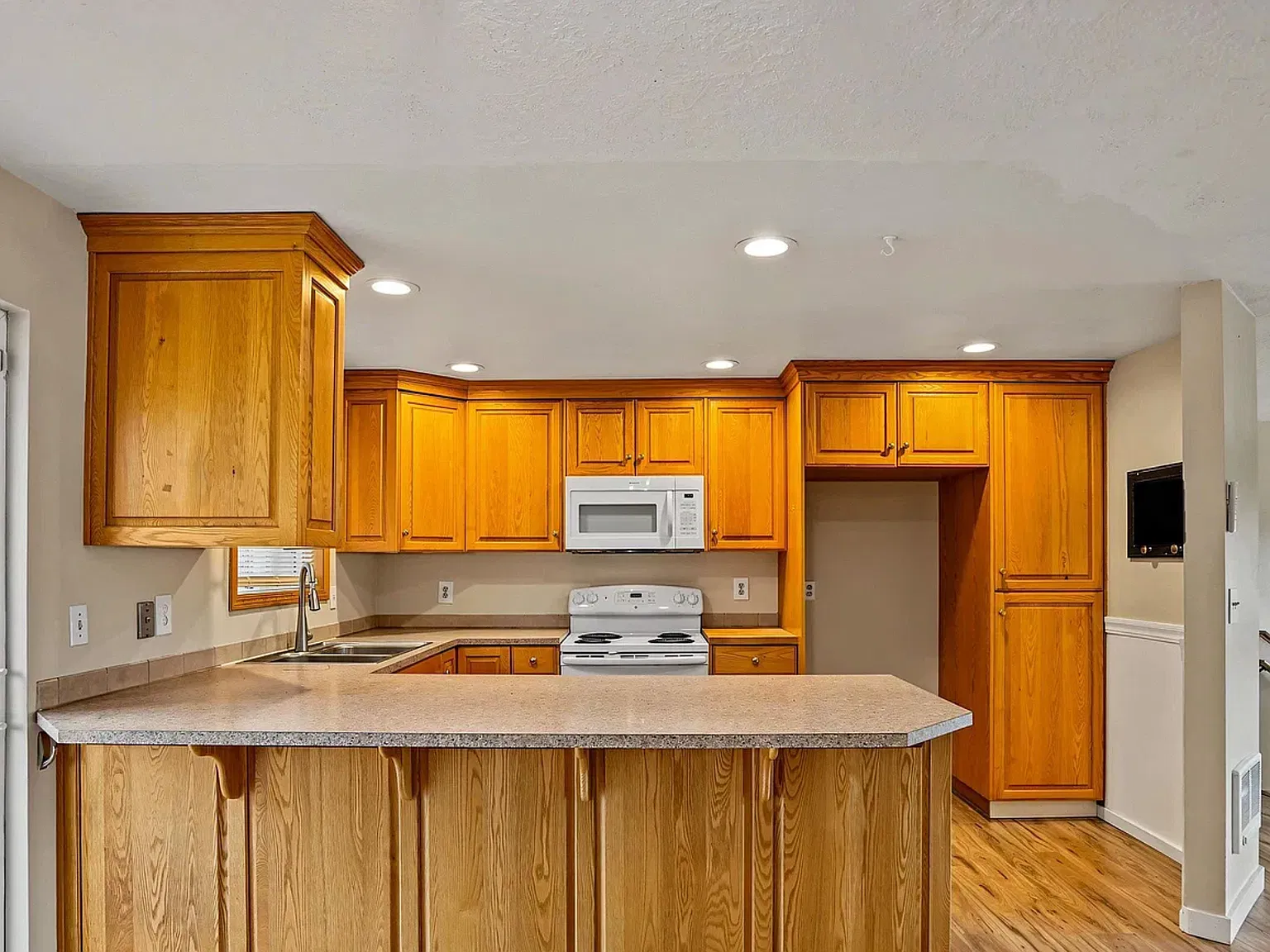 4 bed, 1932 sqft, $3,100 — Photo 3