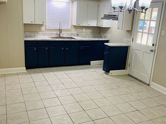 3rd image of 136 Lindsey Cir