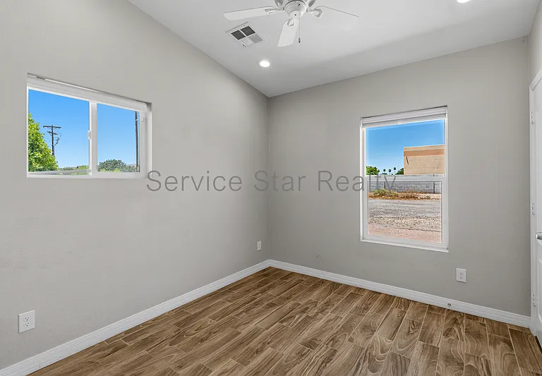 1558 W 5th St — Photo 11
