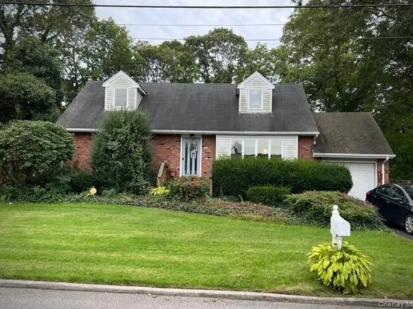 72 Seminole Street, Selden, NY 11784