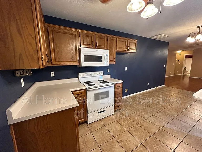 216 E Robin Rd — Photo 5