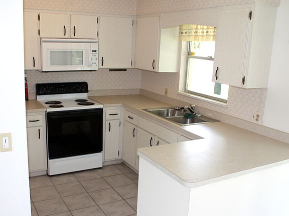 3rd image of 3053 Teal Ave